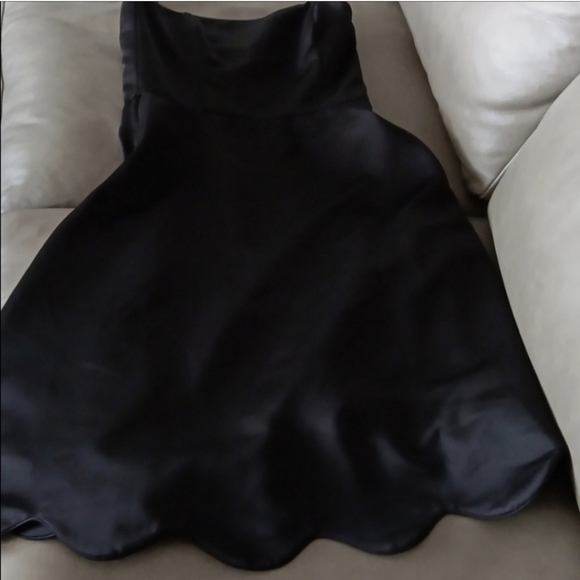 WHITE HOUSE BLACK MARKET BLACK SCALLOPED DRESS SIZE 8 - Picture 2 of 3